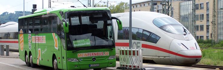 Fernbus neben ICE (Quelle: Hoff1980, CC BY-SA 3.0)