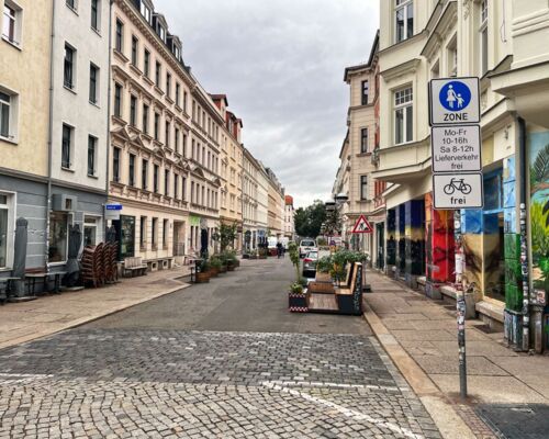 Fußgängerzone statt Parkplätze: So könnte die autofreie Merseburger Straße in Zukunft aussehen. © Ökolöwe