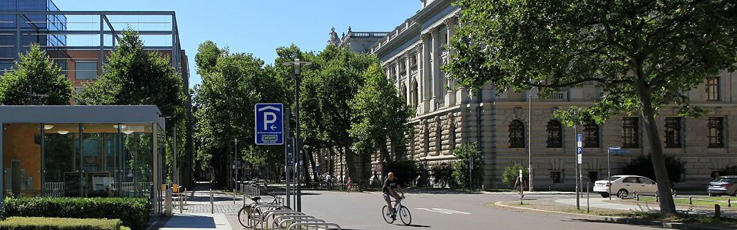 Beethovenstraße mit Fahrradbügeln und einem Fahrradfahrer (Quelle: Frank Vincentz CC BY-SA 3.0)