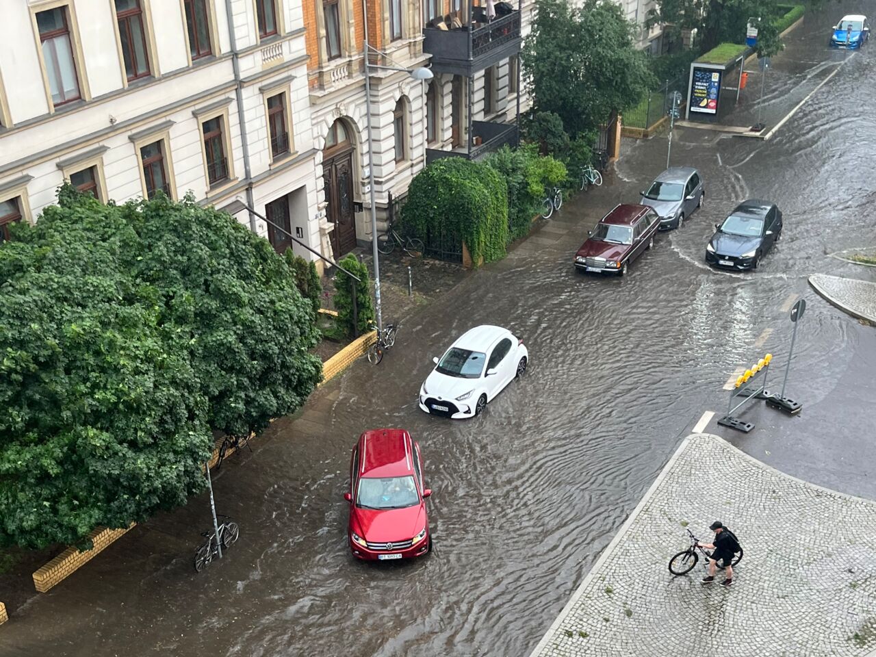 Die August-Bebel-Straße in Leipzig stand nach Starkregen Anfang Juli 2024 unter Wasser.