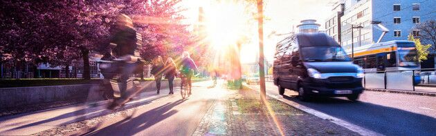 Fahrradfahrer im Sonnenlicht, Autobus und Straßenbahn (Quelle: Stadt Leipzig)