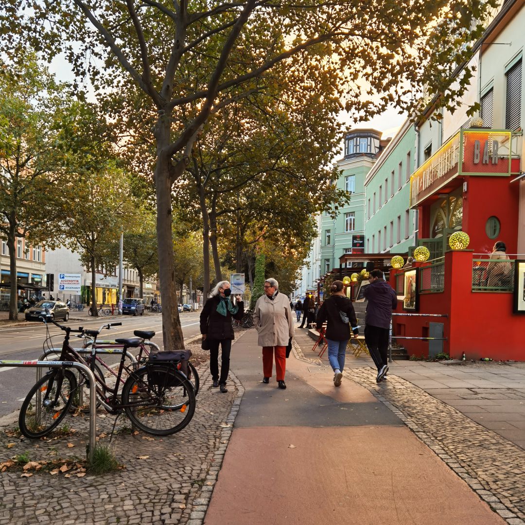 Auf der Karl-Heine-Straße ist jetzt wieder genug Platz für Fußgänger:innen.