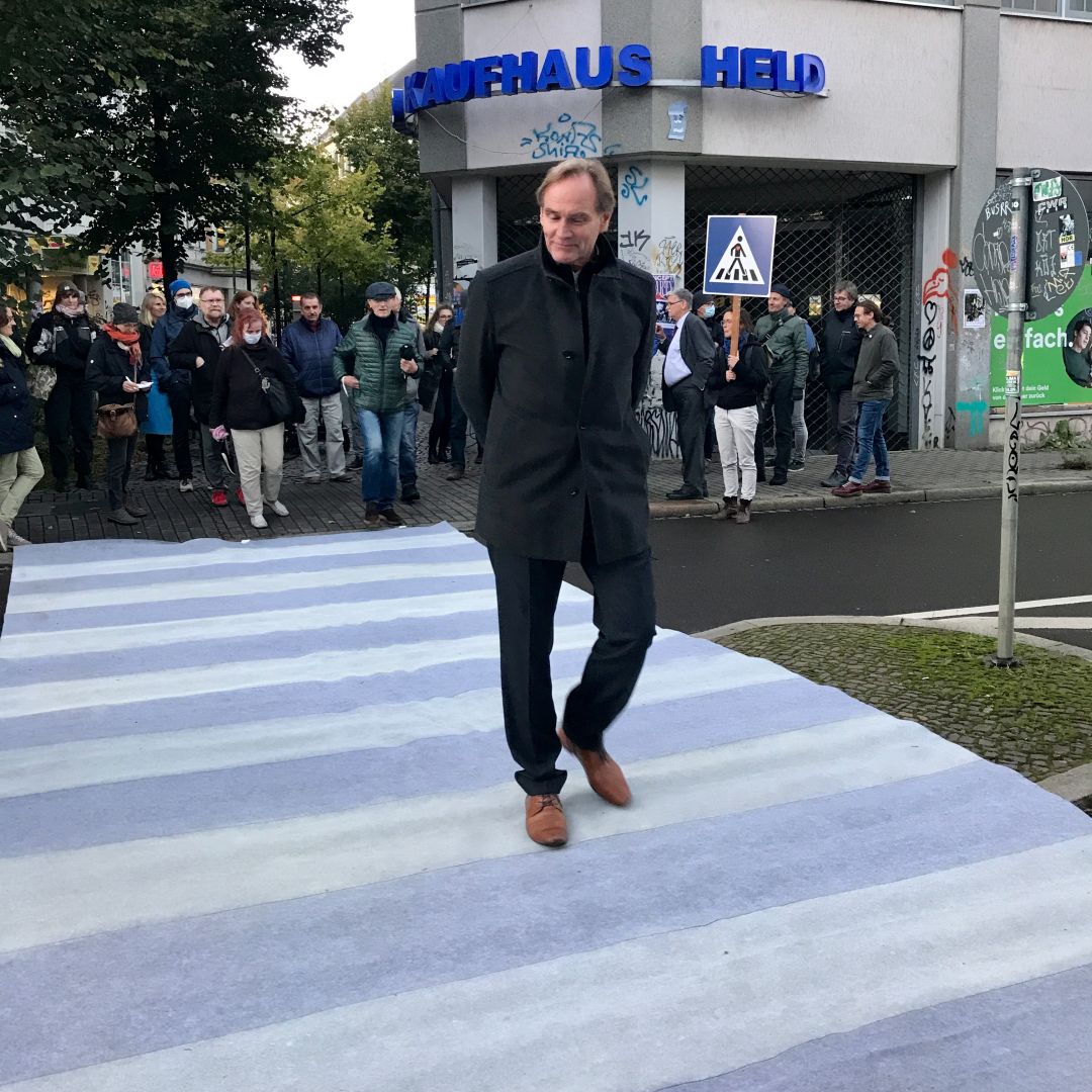 Leipzigs Oberbürgermeister Jung testet den Ökolöwen-Zebrastreifen über die Endersstraße in LindenauFußgänger:innen brauchen sichere Querungen und ausreichend lange Grünphasen an Ampeln