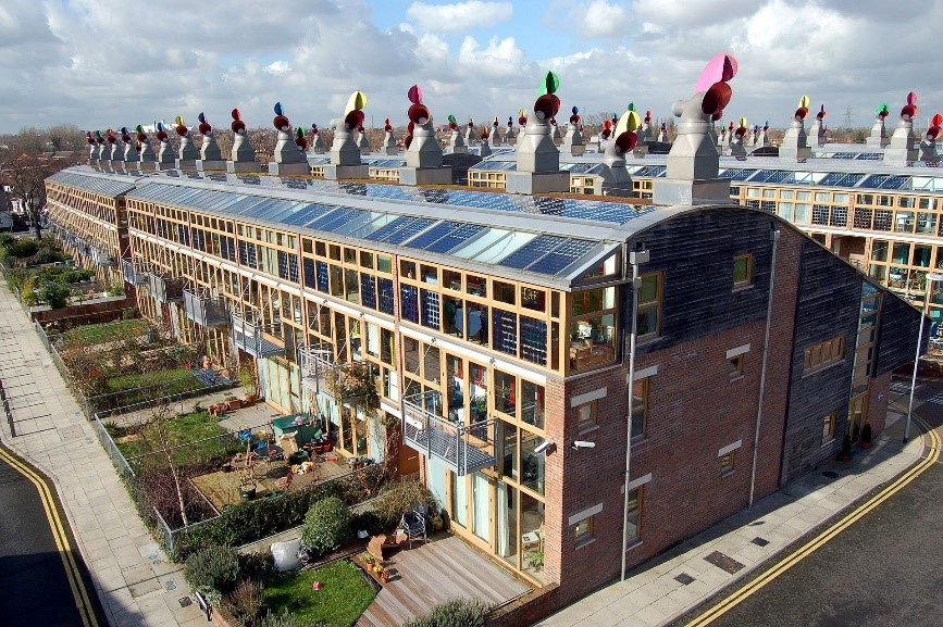 Quartier BedZED in Großbritannien: Wind- und Solarenergie werden auf den Häusern gewonnen. Regenwasser vor Ort gemanaged und genutzt. Foto: Tom Chance CC BY 2.0