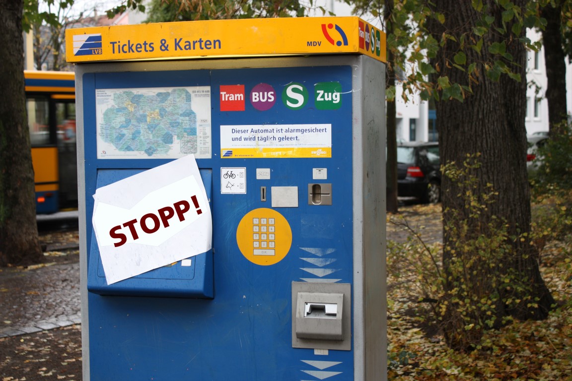 LVB Ticketautomat mit "Stopp"-Aufschrift