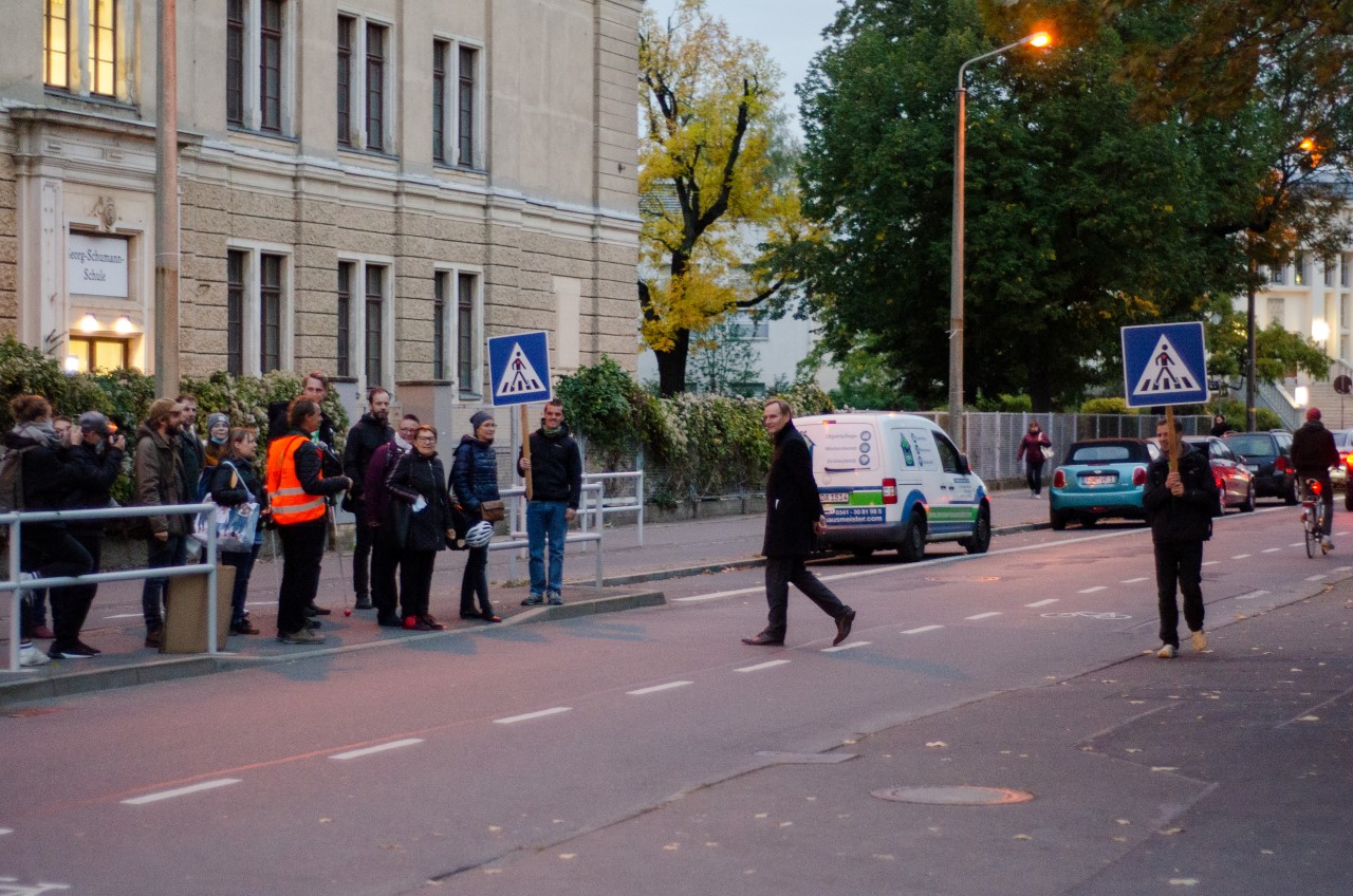 OBM Jung testet den Ökolöwen-Zebrastreifen über die Nürnberger Straße in Leipzig
