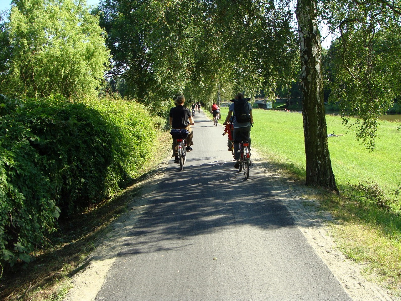 2 Radfahrer fahren entlang des Elsterbeckens