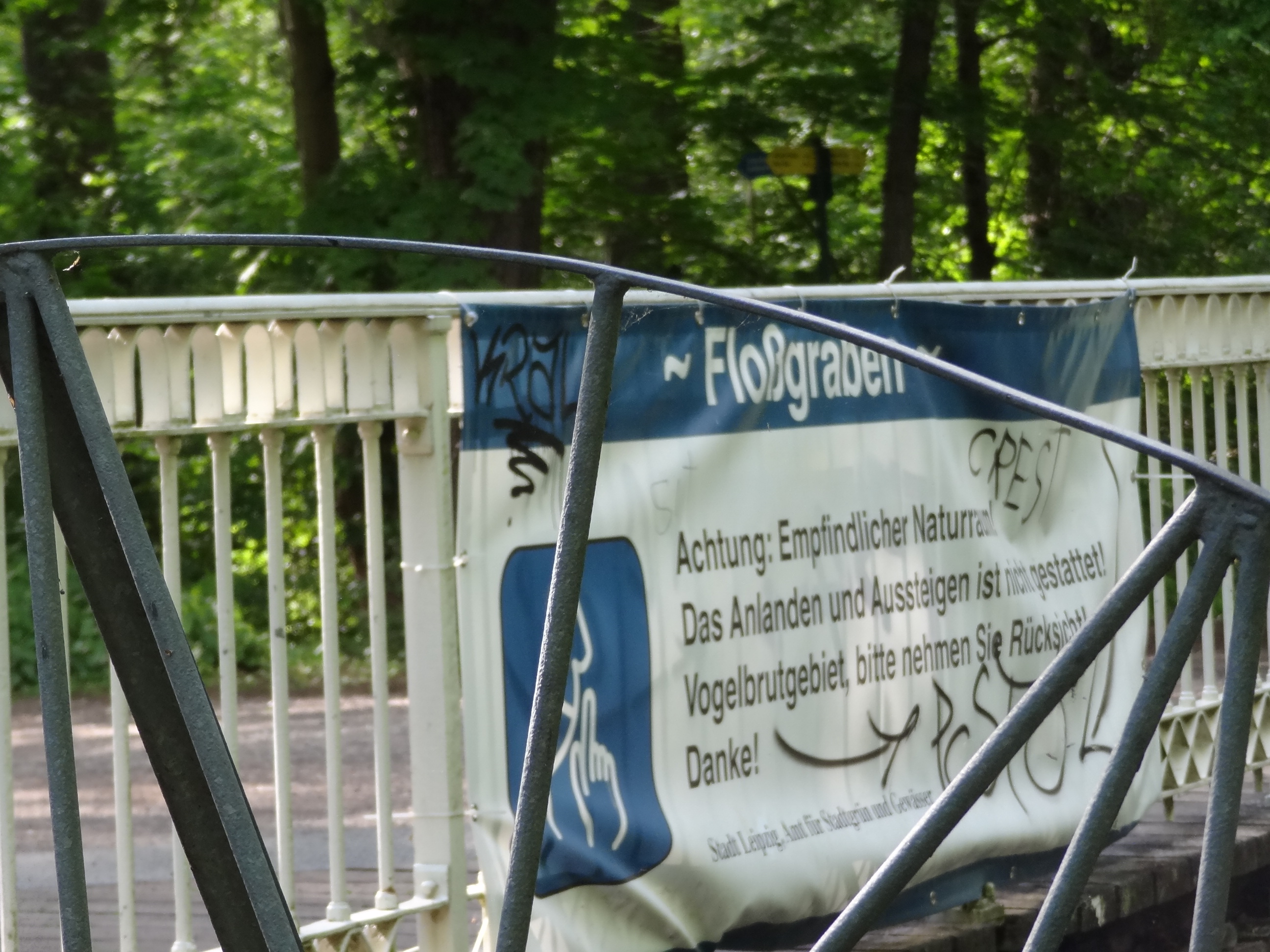Ein Banner an einer Brücke mahnt Wassertouristen zur Vorsicht