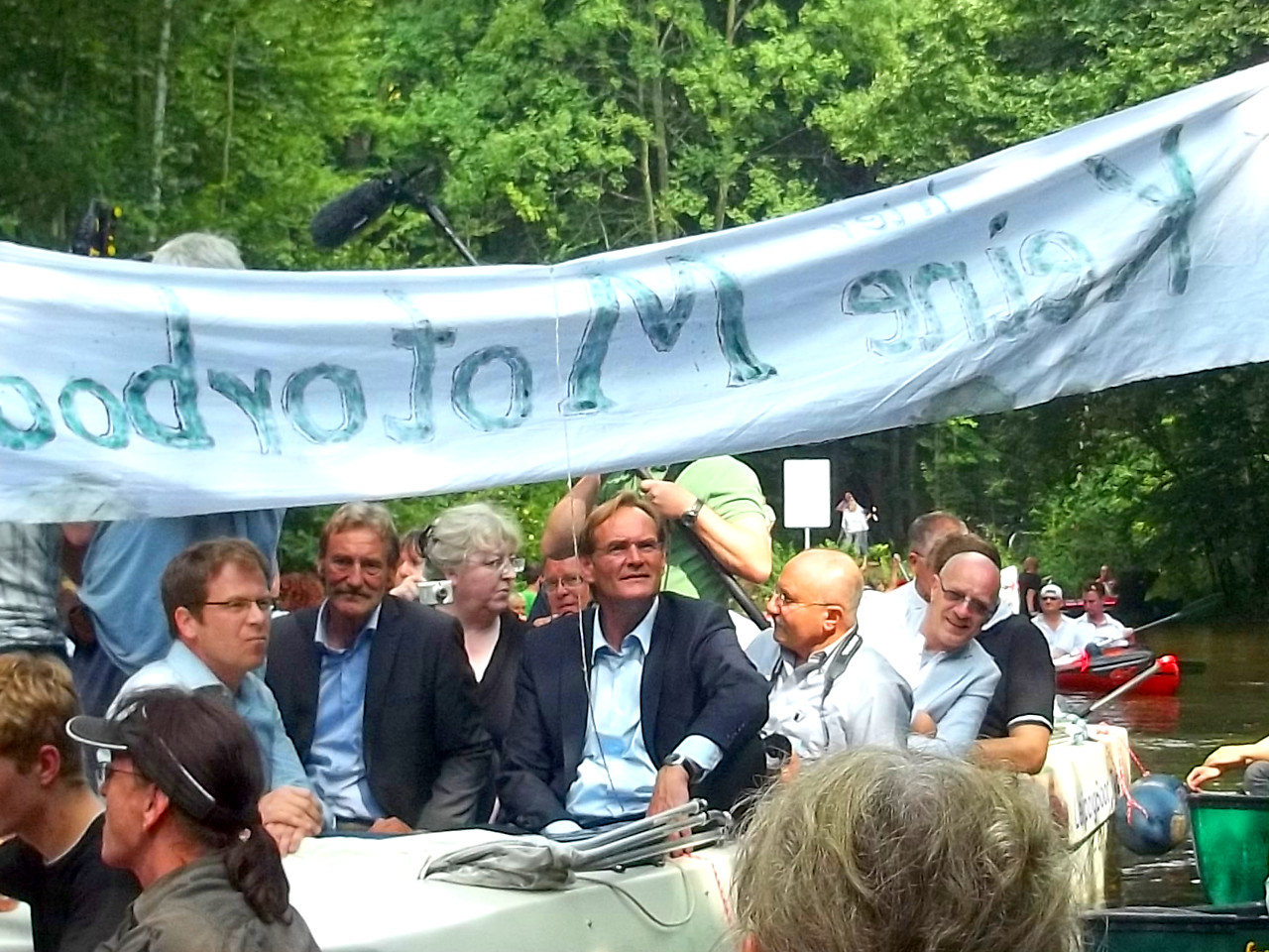 Demonstrant:innen protestieren gegen Motorboote auf dem Floßgraben