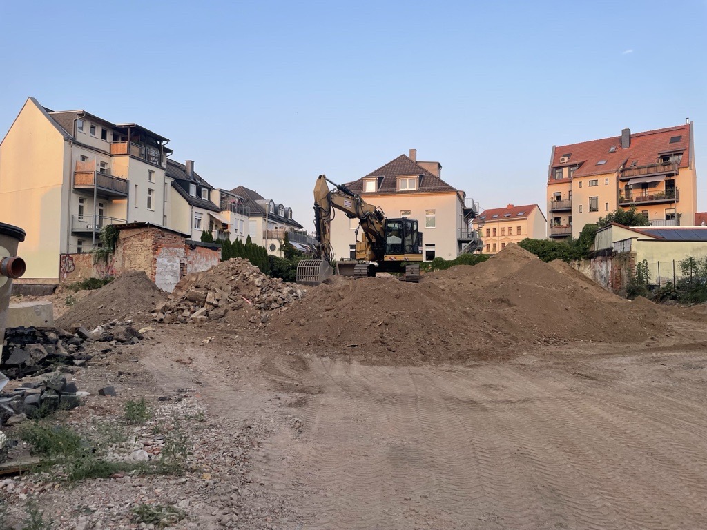 In Kleinzschocher werden auffällig viele Brachen für Bauvorhaben zerstört